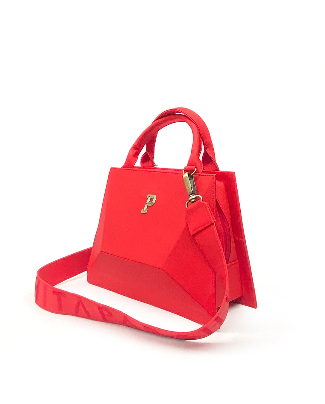 Cartera estructurada para mujer en PVC con bolsillo interno y correa ajustable.