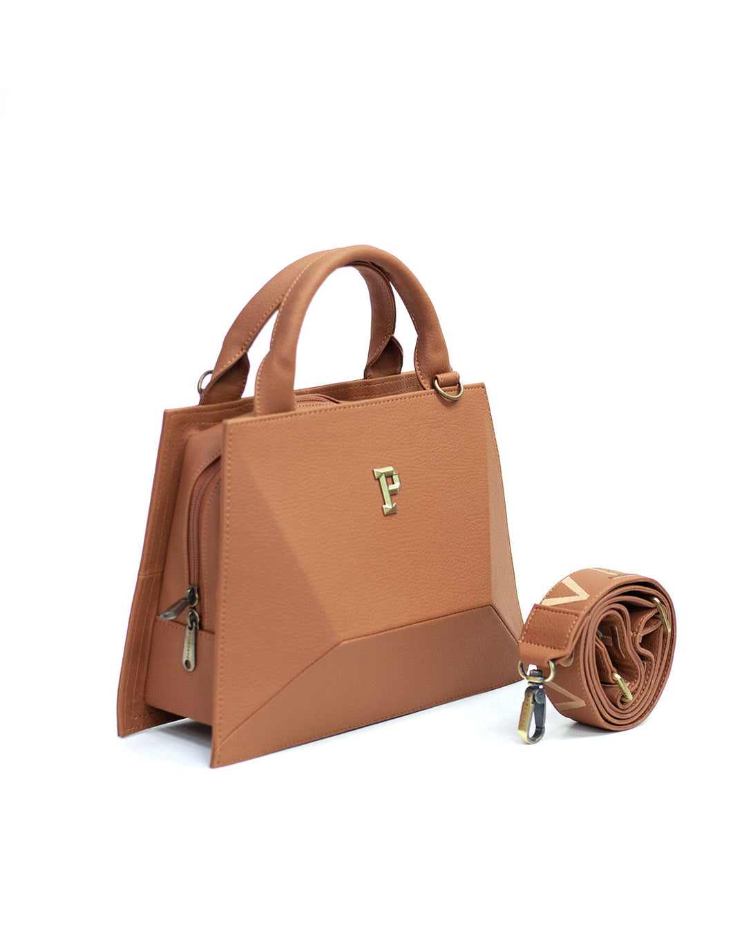 Cartera estructurada para mujer en PVC con bolsillo interno y correa ajustable.